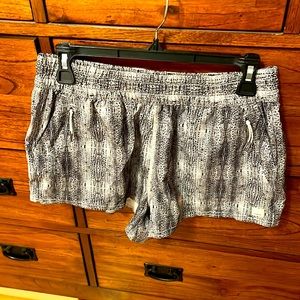 Vuori Dash Shorts - Dune Snake M
